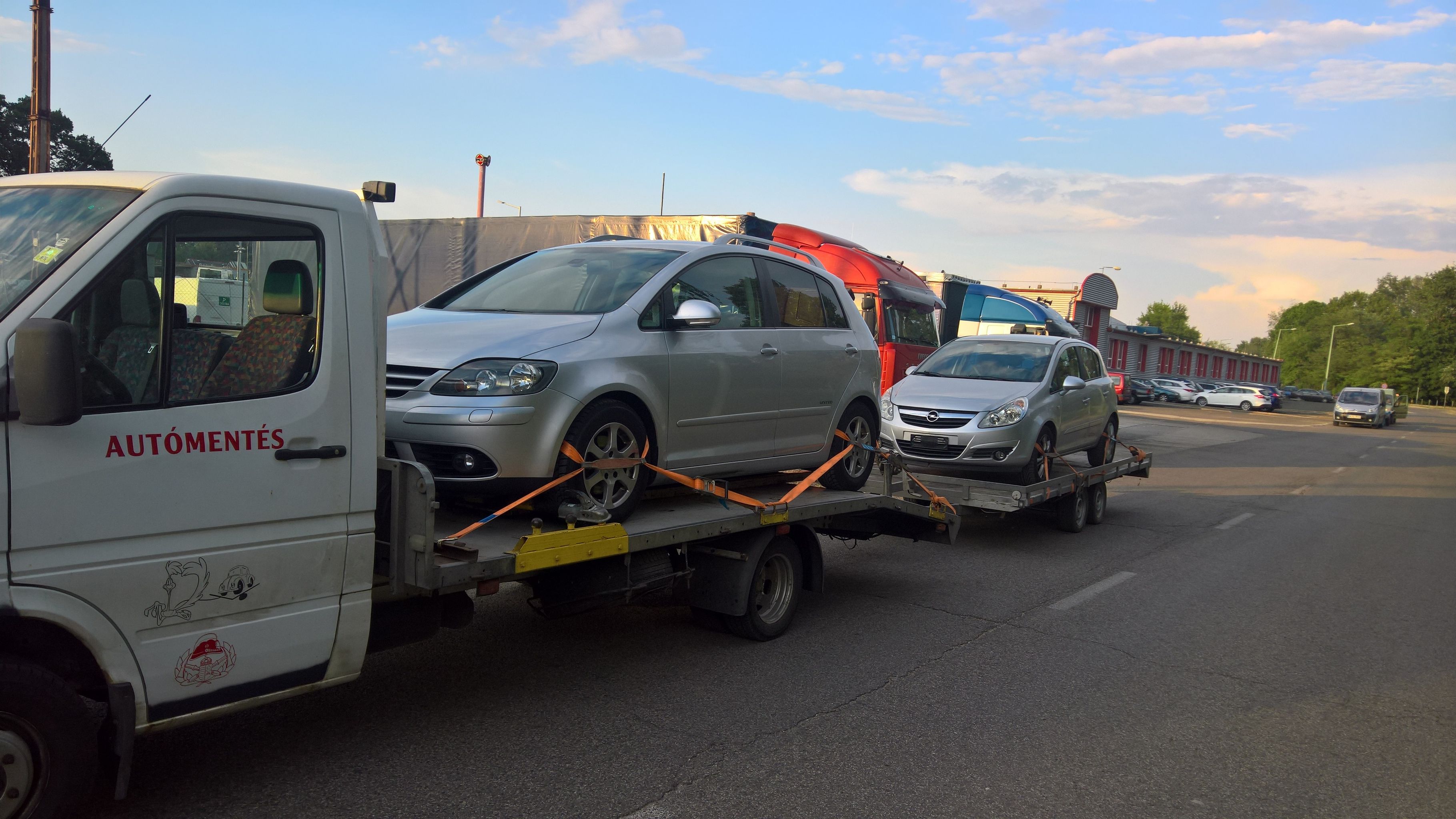 Rendszám nélküli autók szállítása